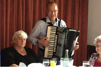 Akkordeonspieler fr Silberhochzeit, Goldhochzeit, Familienfeier